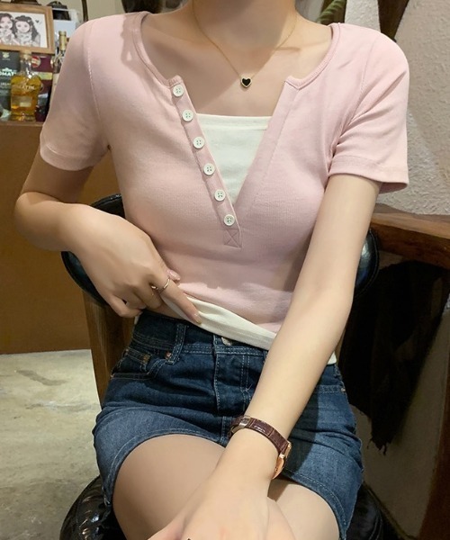 新品✴︎CHANEL✴︎ショートTシャツ セール】フロントボタン＆Vネックショート丈 Tシャツ（Tシャツ