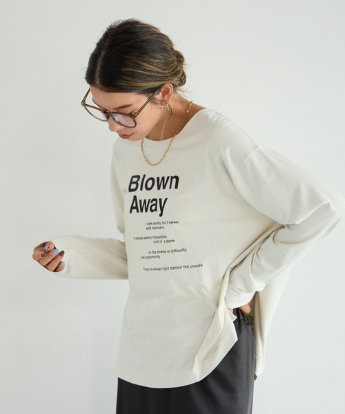 BAYFLOW（ベイフロー）の「[シルキータッチ素材]アソートロゴプリントロンT（Tシャツ/カットソー・レディース・オフホワイト/チャコール/ピンク/グレイッシュベージュ・SMALL/MEDIUM）」の4枚目の写真