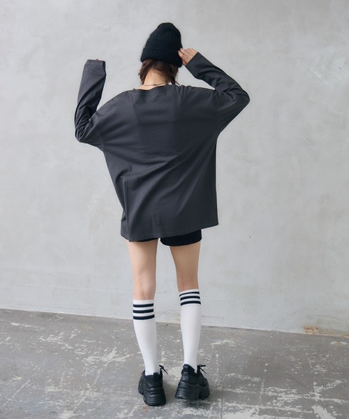 ENVYM（アンビー）の「【ZOZOTOWN限定カラー】プリント ロゴ オーバー サイズ ロンT（Tシャツ/カットソー・レディース・グリーン/ホワイト系その他/ブラック/ホワイト/チャコールグレー・FREE）」の17枚目の写真