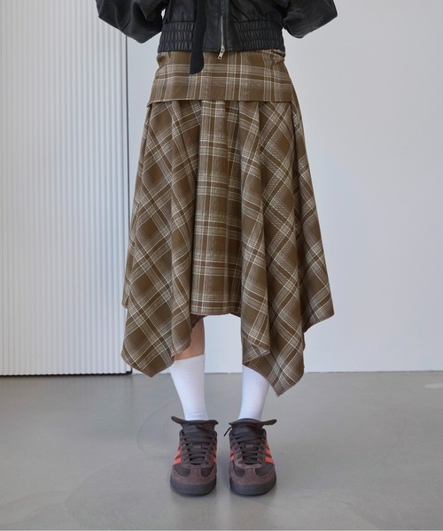 UNE MANSION（ユヌマンション）の「【UNE ORIGINAL】【インサイドウエストゴム仕様】【ローウエスト着用でスタイリッシュに！】レイヤードユニークアンバランスチェックスカート（スカート・レディース・ブラウン/レッド/ネイビー/ブラック/グレー・FREE）」の4枚目の写真