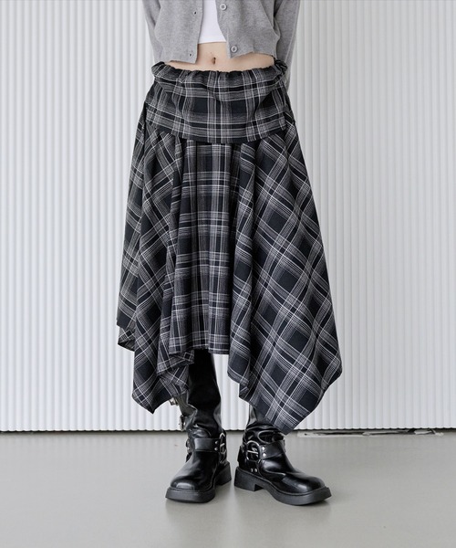 UNE MANSION（ユヌマンション）の「【UNE ORIGINAL】【インサイドウエストゴム仕様】【ローウエスト着用でスタイリッシュに！】レイヤードユニークアンバランスチェックスカート（スカート・レディース・ブラウン/レッド/ネイビー/ブラック/グレー・FREE）」の2枚目の写真