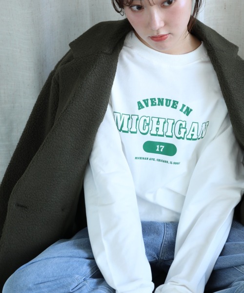 aimoha（アイモハ）の「カレッジロゴ長袖Tシャツ（Tシャツ/カットソー・レディース・ダークグレー/ベージュ/ネイビー/ホワイト/ライトグレー/グリーン/グレー・SMALL/MEDIUM/LARGE/X-LARGE）」の2枚目の写真