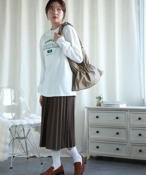 aimoha（アイモハ）の「カレッジロゴ長袖Tシャツ（Tシャツ/カットソー・レディース・ダークグレー/ベージュ/ネイビー/ホワイト/ライトグレー/グリーン/グレー・SMALL/MEDIUM/LARGE/X-LARGE）」の20枚目の写真