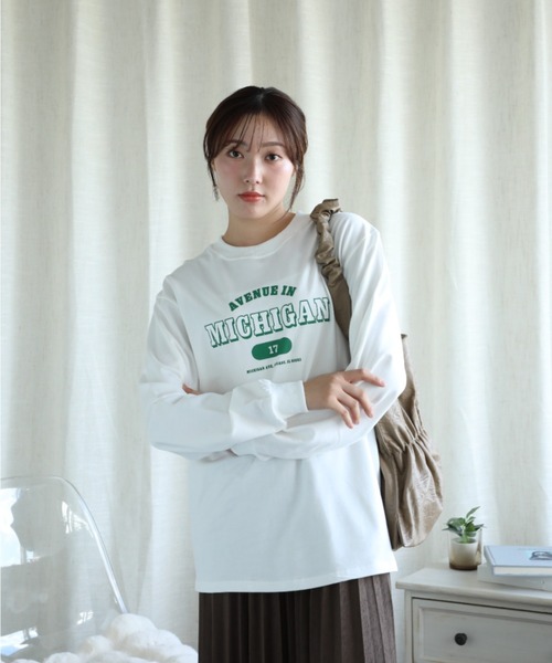 aimoha（アイモハ）の「カレッジロゴ長袖Tシャツ（Tシャツ/カットソー・レディース・ダークグレー/ベージュ/ネイビー/ホワイト/ライトグレー/グリーン/グレー・SMALL/MEDIUM/LARGE/X-LARGE）」の10枚目の写真