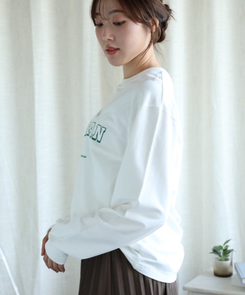 aimoha（アイモハ）の「カレッジロゴ長袖Tシャツ（Tシャツ/カットソー・レディース・ダークグレー/ベージュ/ネイビー/ホワイト/ライトグレー/グリーン/グレー・SMALL/MEDIUM/LARGE/X-LARGE）」の14枚目の写真