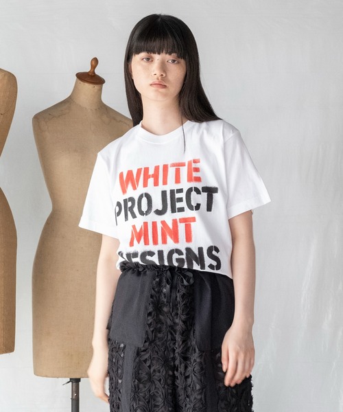 mintdesigns(ミントデザインズ)の「"WHITE PROJECT”STENCIL PRINT T-SHIRT / "ホワイトプロジェクト"ステンシルプリントTシャツ(Tシャツ/カットソー・レディース・ホワイト×レッド/ホワイト×グレー/ブラック×シルバー/ホワイト×シルバー・2)」の2枚目の写真