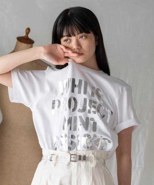 mintdesigns(ミントデザインズ)の「"WHITE PROJECT”STENCIL PRINT T-SHIRT / "ホワイトプロジェクト"ステンシルプリントTシャツ(Tシャツ/カットソー・レディース・ホワイト×レッド/ホワイト×グレー/ブラック×シルバー/ホワイト×シルバー・2)」の1枚目の写真