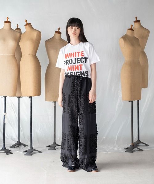 mintdesigns(ミントデザインズ)の「"WHITE PROJECT”STENCIL PRINT T-SHIRT / "ホワイトプロジェクト"ステンシルプリントTシャツ(Tシャツ/カットソー・レディース・ホワイト×レッド/ホワイト×グレー/ブラック×シルバー/ホワイト×シルバー・2)」の6枚目の写真