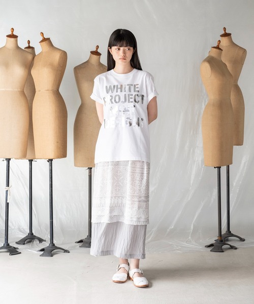 mintdesigns(ミントデザインズ)の「"WHITE PROJECT”STENCIL PRINT T-SHIRT / "ホワイトプロジェクト"ステンシルプリントTシャツ(Tシャツ/カットソー・レディース・ホワイト×レッド/ホワイト×グレー/ブラック×シルバー/ホワイト×シルバー・2)」の8枚目の写真
