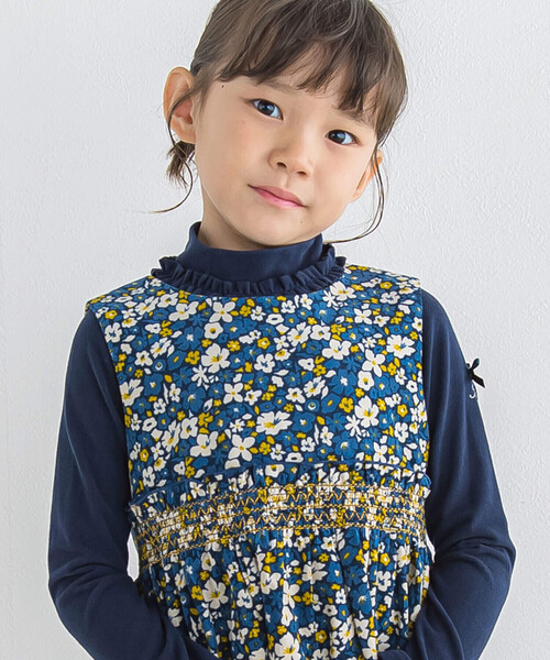 BeBe(ベベ)の「【日本製】ミップスウェードフリルハイネックTシャツ(80~150cm)(Tシャツ/カットソー・キッズ・オフホワイト/ネイビー/ピンク/グレー・120cm/130cm/140cm/90cm/110cm/100cm/80cm/150cm)」の7枚目の写真