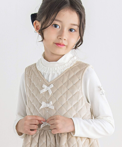 BeBe(ベベ)の「【日本製】ミップスウェードフリルハイネックTシャツ(80~150cm)(Tシャツ/カットソー・キッズ・オフホワイト/ネイビー/ピンク/グレー・120cm/130cm/140cm/90cm/110cm/100cm/80cm/150cm)」の2枚目の写真