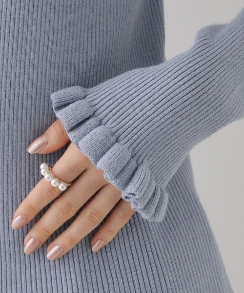 couture brooch（クチュールブローチ）の「◆【プチプラ・フェミニンもカジュアルも】サステナブル　バックパール調プチフリルリブ（ニット/セーター・レディース・ブラック/ベビーピンク/サックスブルー/オフホワイト/チャコールグレー・34/38/42）」の10枚目の写真