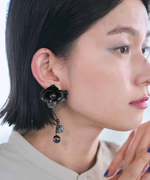 HARE（ハレ）の「ビッグフラワーイヤリング(HARE)（イヤリング・レディース・ブラック/シルバー・FREE）」の2枚目の写真