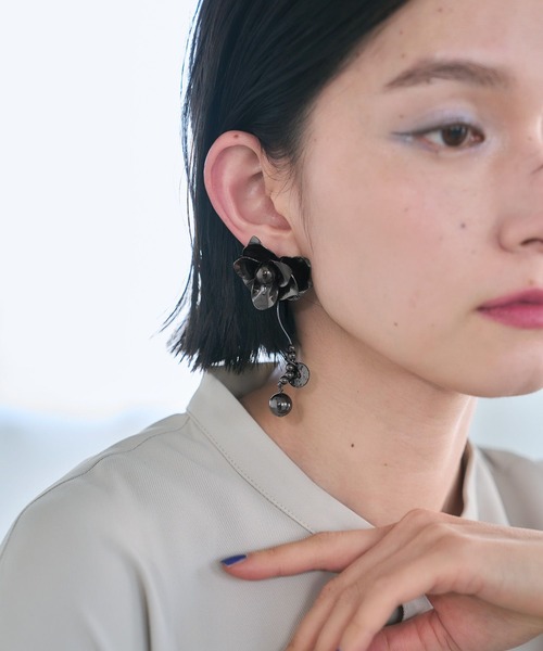 HARE（ハレ）の「ビッグフラワーイヤリング(HARE)（イヤリング・レディース・ブラック/シルバー・FREE）」の22枚目の写真