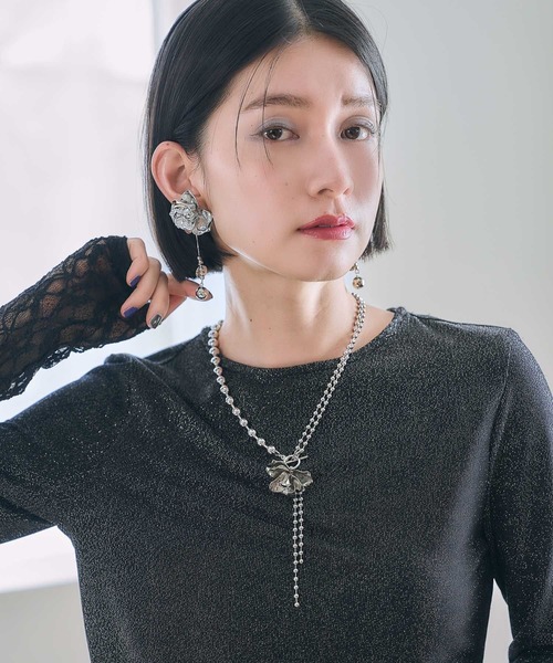 HARE（ハレ）の「ビッグフラワーイヤリング(HARE)（イヤリング・レディース・ブラック/シルバー・FREE）」の3枚目の写真