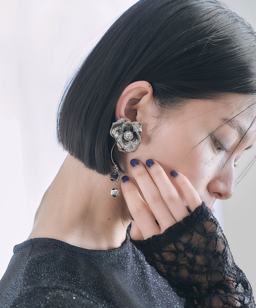 HARE（ハレ）の「ビッグフラワーイヤリング(HARE)（イヤリング・レディース・ブラック/シルバー・FREE）」の6枚目の写真