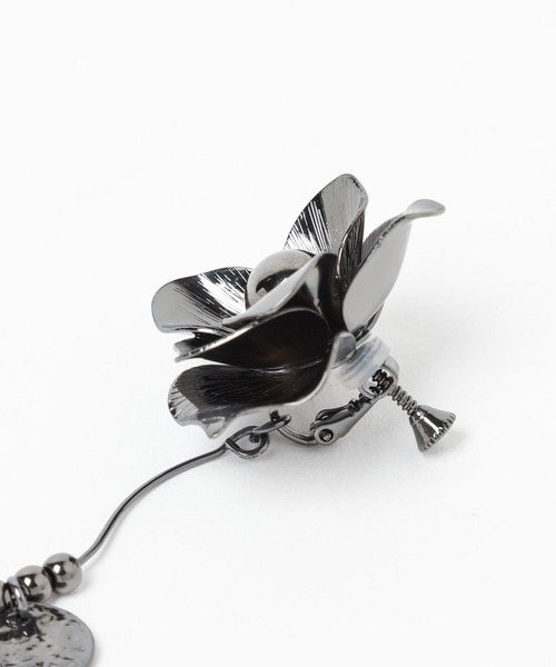 HARE（ハレ）の「ビッグフラワーイヤリング(HARE)（イヤリング・レディース・ブラック/シルバー・FREE）」の12枚目の写真