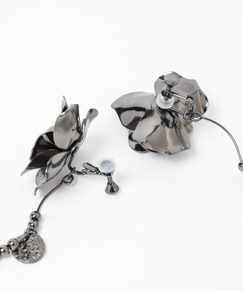 HARE（ハレ）の「ビッグフラワーイヤリング(HARE)（イヤリング・レディース・ブラック/シルバー・FREE）」の14枚目の写真