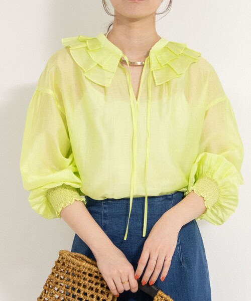 NOLLEY’S（ノーリーズ）の「ラッフル衿シアーブラウス（シャツ/ブラウス・レディース・ピンク/ネイビー/ベージュ/ライトブルー/ミント・38）」の2枚目の写真