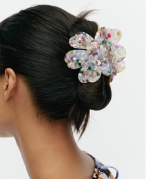 マリメッコウニッコ型ヘアクリップグレーマーブル 大人のまとめ髪にちょうどいい、【マリメッコ】のヘアクリップ