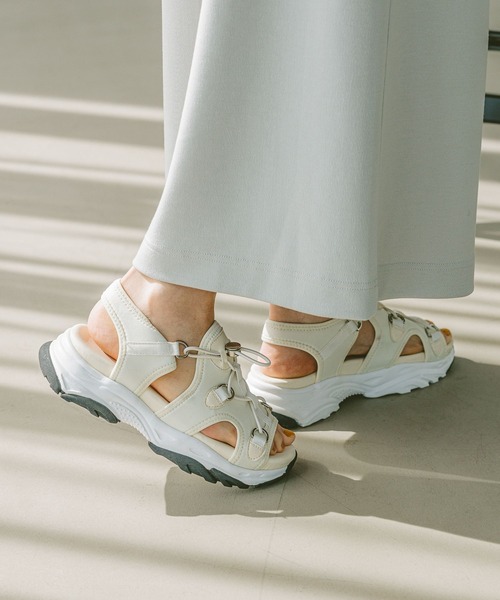 BAYFLOW（ベイフロー）の「[軽量♪疲れにくい]キレイメスニーカーサンダル（サンダル・レディース・アイボリー/ブラック・MEDIUM/LARGE）」の2枚目の写真