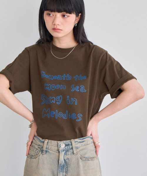 NOGLE（ノグル）の「【NOGLE/ノグル】ロゴプリントTEE（Tシャツ/カットソー・レディース・ライトグレー/ホワイト/チャコール/ダークブラウン・FREE）」の4枚目の写真