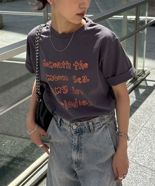 NOGLE（ノグル）の「【NOGLE/ノグル】ロゴプリントTEE（Tシャツ/カットソー・レディース・ライトグレー/ホワイト/チャコール/ダークブラウン・FREE）」の3枚目の写真