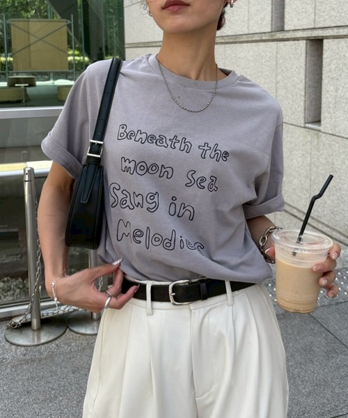 NOGLE（ノグル）の「【NOGLE/ノグル】ロゴプリントTEE（Tシャツ/カットソー・レディース・ライトグレー/ホワイト/チャコール/ダークブラウン・FREE）」の2枚目の写真