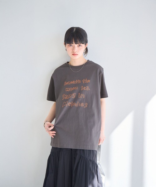 NOGLE（ノグル）の「【NOGLE/ノグル】ロゴプリントTEE（Tシャツ/カットソー・レディース・ライトグレー/ホワイト/チャコール/ダークブラウン・FREE）」の6枚目の写真