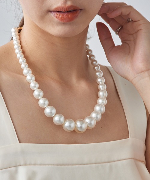 MAISON BREEZE（メゾンブリーズ）の「【MAISON BREEZE】グラデーションパールショートネックレス OSWY（ネックレス・レディース・ホワイト・FREE）」の3枚目の写真