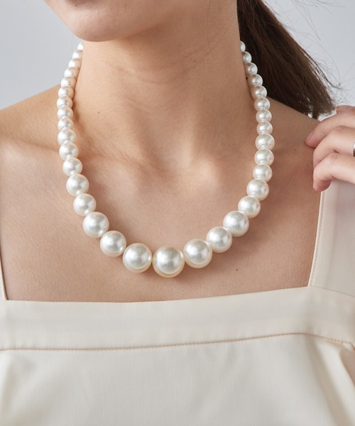 MAISON BREEZE（メゾンブリーズ）の「【MAISON BREEZE】グラデーションパールショートネックレス OSWY（ネックレス・レディース・ホワイト・FREE）」の4枚目の写真