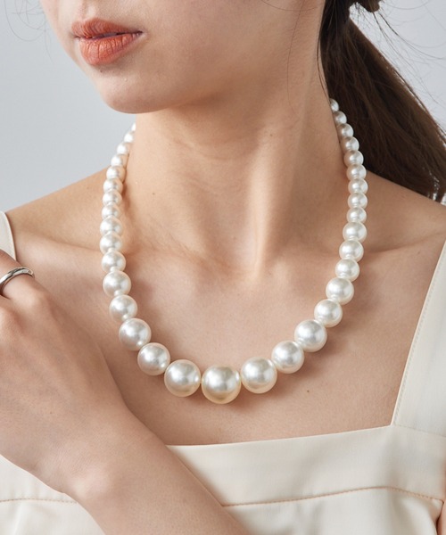 MAISON BREEZE（メゾンブリーズ）の「【MAISON BREEZE】グラデーションパールショートネックレス OSWY（ネックレス・レディース・ホワイト・FREE）」の5枚目の写真