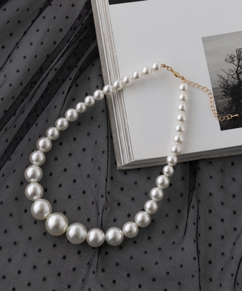 MAISON BREEZE（メゾンブリーズ）の「【MAISON BREEZE】グラデーションパールショートネックレス OSWY（ネックレス・レディース・ホワイト・FREE）」の2枚目の写真