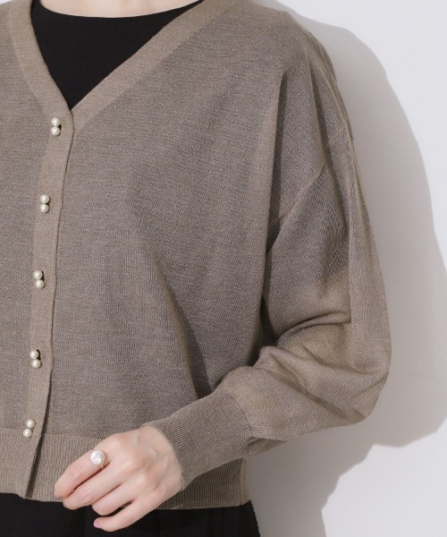 couture brooch（クチュールブローチ）の「【上品な透け感・通勤】ダブルパール調釦シアーカーディガン（カーディガン/ボレロ・レディース・ライトグレー/ブラック/オフホワイト/ピンク/ブラウン系その他・42/38）」の15枚目の写真