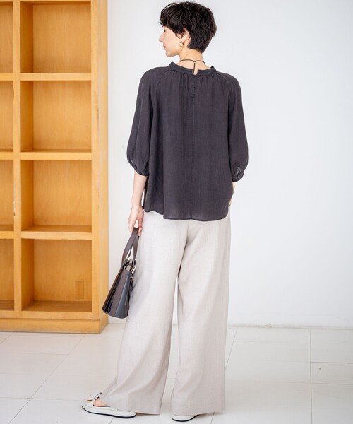 23区 L(ニジュウサンクオオキイサイズ)の「【洗える】LIBECOリネン ボリュームスリーブ ブラウス(シャツ/ブラウス・レディース・ホワイト系/ダークブラウン系/ダークグリーン系/ふじ色系/スカイブルー系/オールドローズ系・48/46/44)」の12枚目の写真