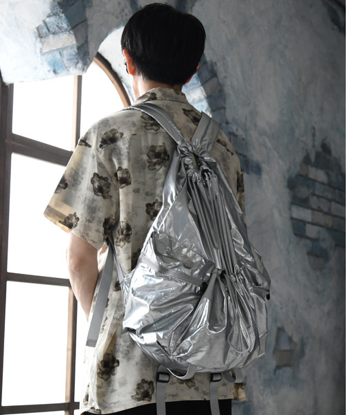 neos(ネオス)の「【neos】合成皮革 ツヤ加工 シャイニー バックパック リュック(バックパック/リュック・メンズ・シルバー/ブラック・FREE)」の5枚目の写真