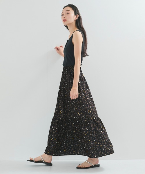le cercle ADAM ET ROPE'(ルセルクルアダムエロペ)の「小花柄ティアードスカート(スカート・レディース・ブラック系その他2/ブルー系その他6・FREE)」の7枚目の写真