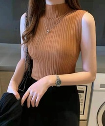 リブデザインが上品な夏服。ボトルネックノースリーブでイージーケアだからデイリーに着たいサマーニット