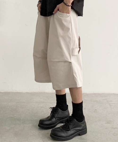 NOWLE（ノウル）の「【NOWLE】ルーズフィット ナイロン カーゴ ハーフパンツ（カーゴパンツ・メンズ・ブラック/グレイッシュベージュ・SMALL/MEDIUM/LARGE/X-LARGE）」の2枚目の写真
