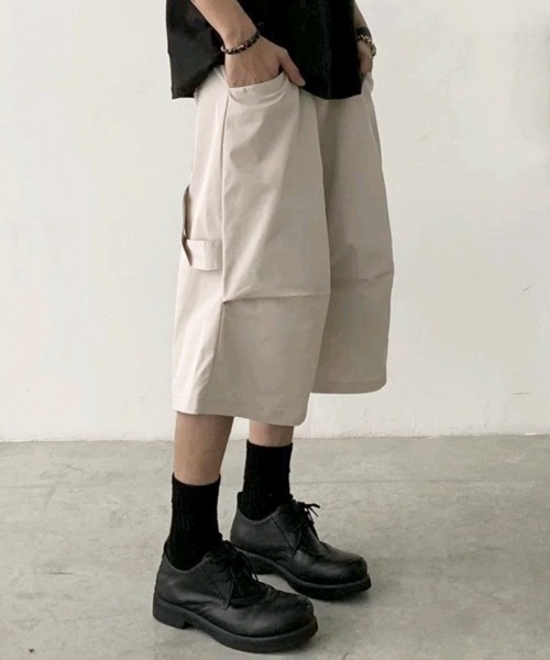 NOWLE（ノウル）の「【NOWLE】ルーズフィット ナイロン カーゴ ハーフパンツ（カーゴパンツ・メンズ・ブラック/グレイッシュベージュ・SMALL/MEDIUM/LARGE/X-LARGE）」の10枚目の写真