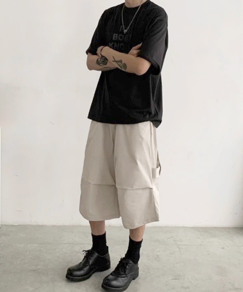 NOWLE（ノウル）の「【NOWLE】ルーズフィット ナイロン カーゴ ハーフパンツ（カーゴパンツ・メンズ・ブラック/グレイッシュベージュ・SMALL/MEDIUM/LARGE/X-LARGE）」の5枚目の写真