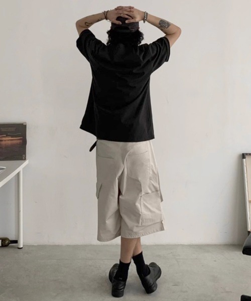 NOWLE（ノウル）の「【NOWLE】ルーズフィット ナイロン カーゴ ハーフパンツ（カーゴパンツ・メンズ・ブラック/グレイッシュベージュ・SMALL/MEDIUM/LARGE/X-LARGE）」の4枚目の写真
