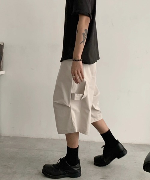 NOWLE（ノウル）の「【NOWLE】ルーズフィット ナイロン カーゴ ハーフパンツ（カーゴパンツ・メンズ・ブラック/グレイッシュベージュ・SMALL/MEDIUM/LARGE/X-LARGE）」の8枚目の写真