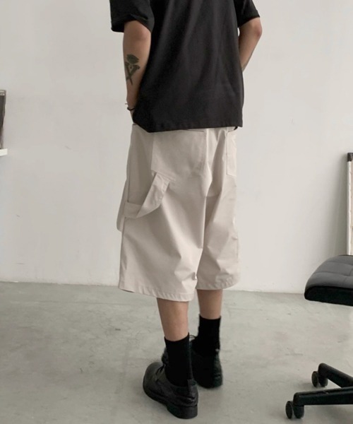 NOWLE（ノウル）の「【NOWLE】ルーズフィット ナイロン カーゴ ハーフパンツ（カーゴパンツ・メンズ・ブラック/グレイッシュベージュ・SMALL/MEDIUM/LARGE/X-LARGE）」の7枚目の写真