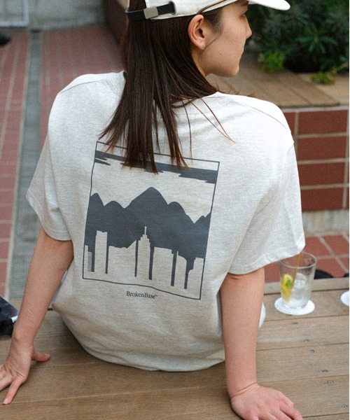 BROKEN BASE(ブロークンベース)の「シティマウンテングラフィックTシャツ(Tシャツ/カットソー・メンズ・ネイビー/ホワイト/アッシュ・MEDIUM/LARGE)」の2枚目の写真