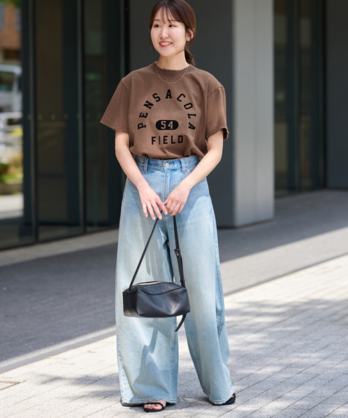 JOURNAL STANDARD relume(ジャーナルスタンダード レリューム)の「別注【GULFCOAST SPORTSWEAR】ロゴTシャツ(Tシャツ/カットソー・レディース・ブラウン/ネイビー・FREE)」の3枚目の写真
