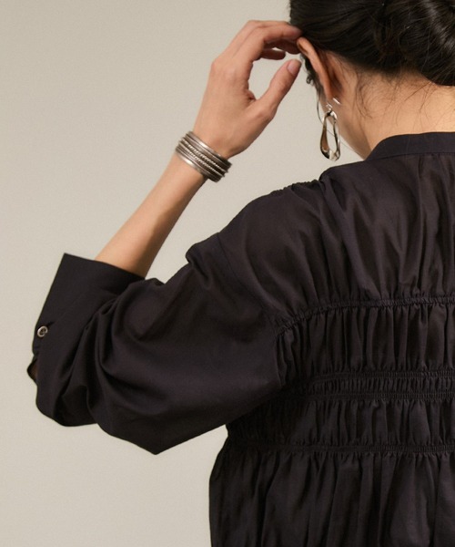 SALON adam et rope'（サロン アダム エ ロペ）の「Shuttlenotesワッシャーローンシャーリングブラウス［洗える］（シャツ/ブラウス・レディース・ブラウン/ブラック/オフホワイト・FREE）」の4枚目の写真