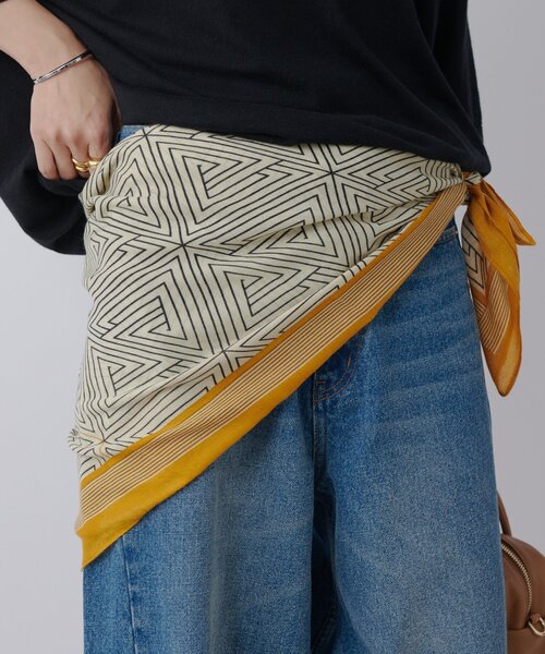 RIVE DROITE（リヴドロワ）の「【アレンジ自在！】スクエアストール（ストール/ショール・レディース・マスタード/ブラック・FREE）」の2枚目の写真