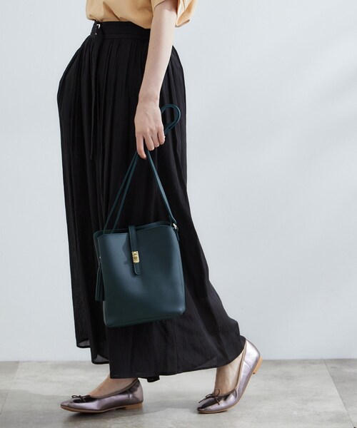 grove(グローブ)の「人間工学ベルトタッセル縦型ショルダー(ショルダーバッグ・レディース・モスグリーン/ボルドー/シルバー系その他/ブラック・00)」の2枚目の写真