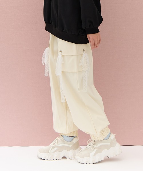 Amourire girl（アムリールガール）の「レースリボン カーゴパンツ（カーゴパンツ・キッズ・パープル/オフホワイト/グレー・140cm/160cm/150cm/130cm）」の2枚目の写真